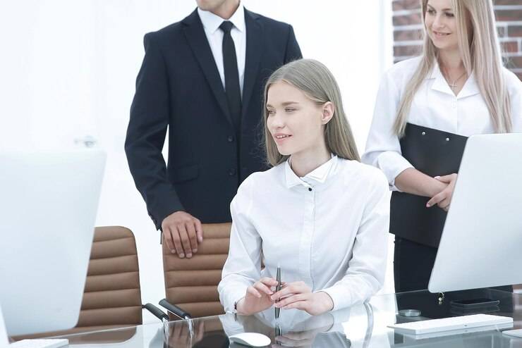 Служащие в организации