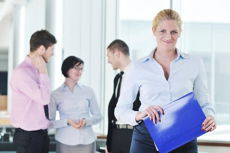 Служащие в организации